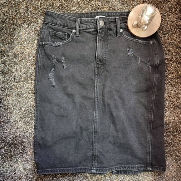 Black Old Navy Ripped Jean Skirt - Picture 1 of 8